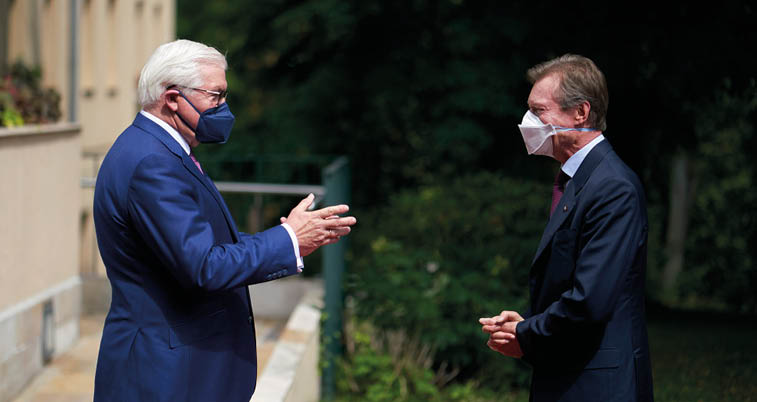 Bundespräsident Frank-Walter Steinmeier begrüsst Erbprinz Alois von und zu Liechtenstein  bei der Ankunft  im Bayerischen Haus 