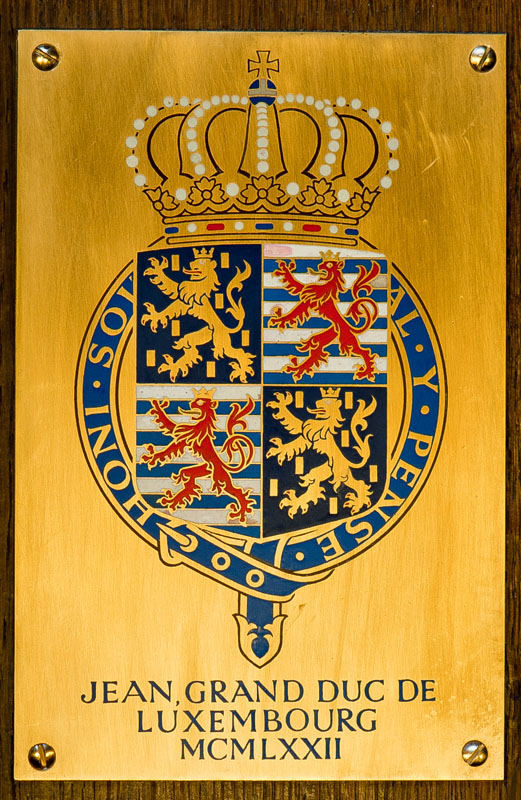 Récupération de la bannière de l'ordre de la jarretière de S.A.R. le Grand-Duc Jean