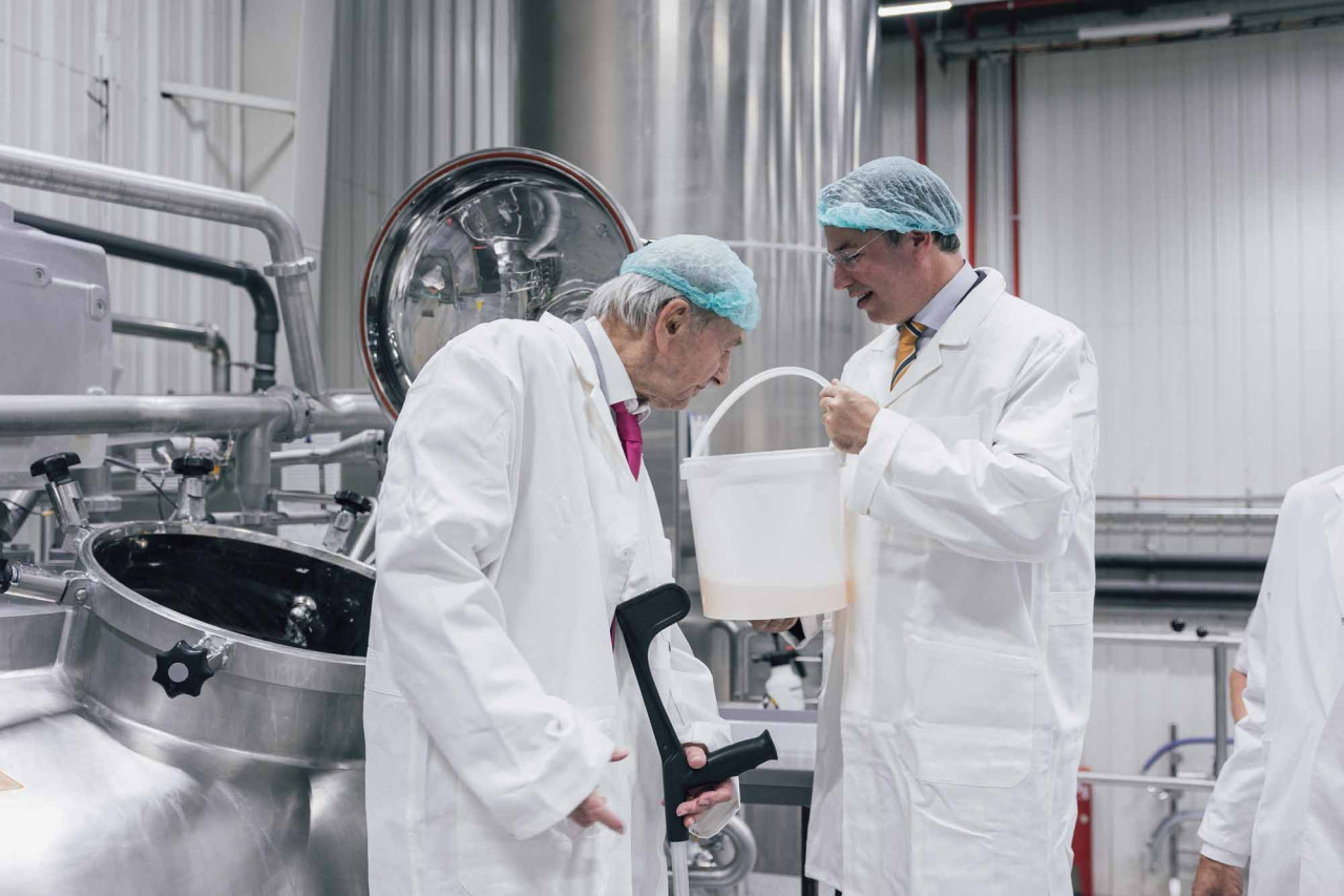 Aweiung vun der neier Produktiounslinn bei Cosmolux