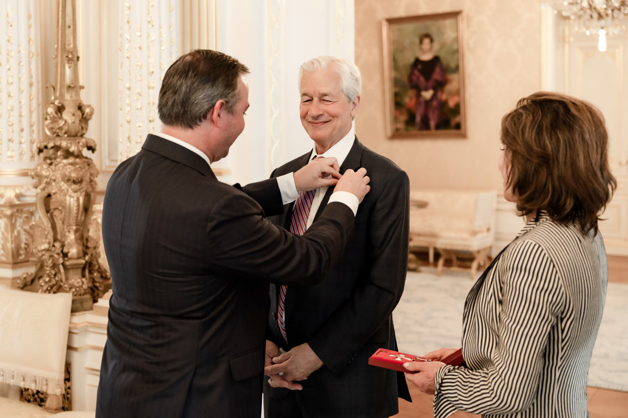 Le Grand-Duc remet une distinction à M. Jamie Dimon, CEO de JPMorgan Chase & Co