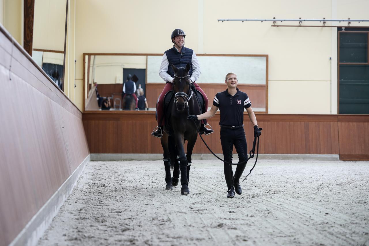 Le Prince héritier a rencontré le le cavalier Monsieur Nicolas Wagner lors d'un entraînement