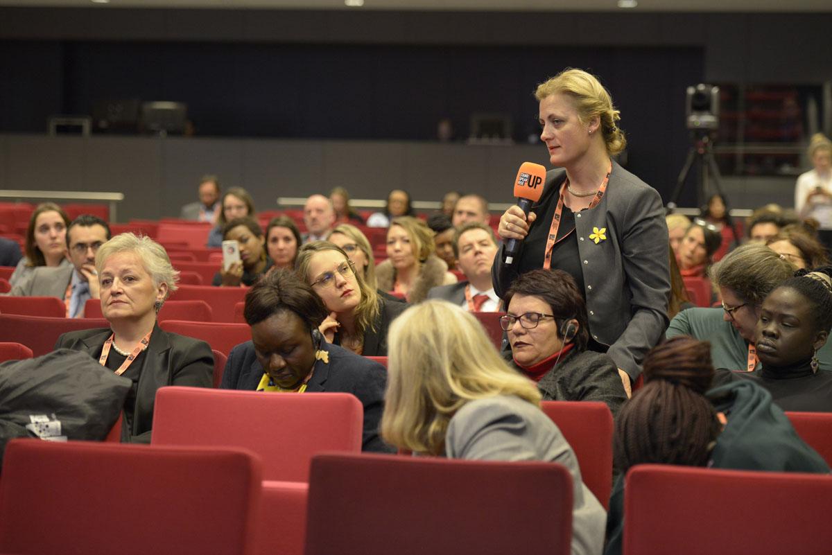 Gespréichsronn während dem Internationale Forum "Stand Speak Rise Up!"