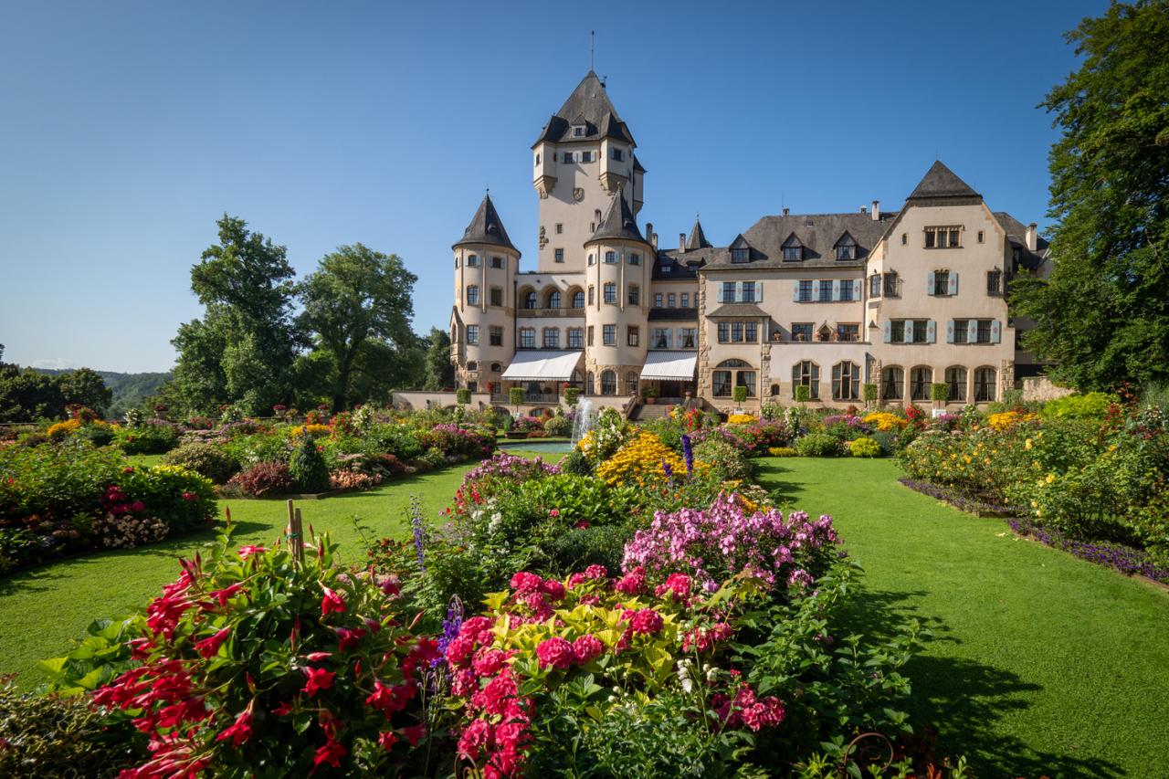 Die Gärten von Schloss Berg im Sommer