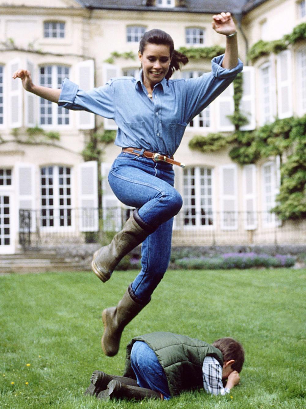Prinzessin Maria Teresa spielt im Garten mit Prinz Guillaume