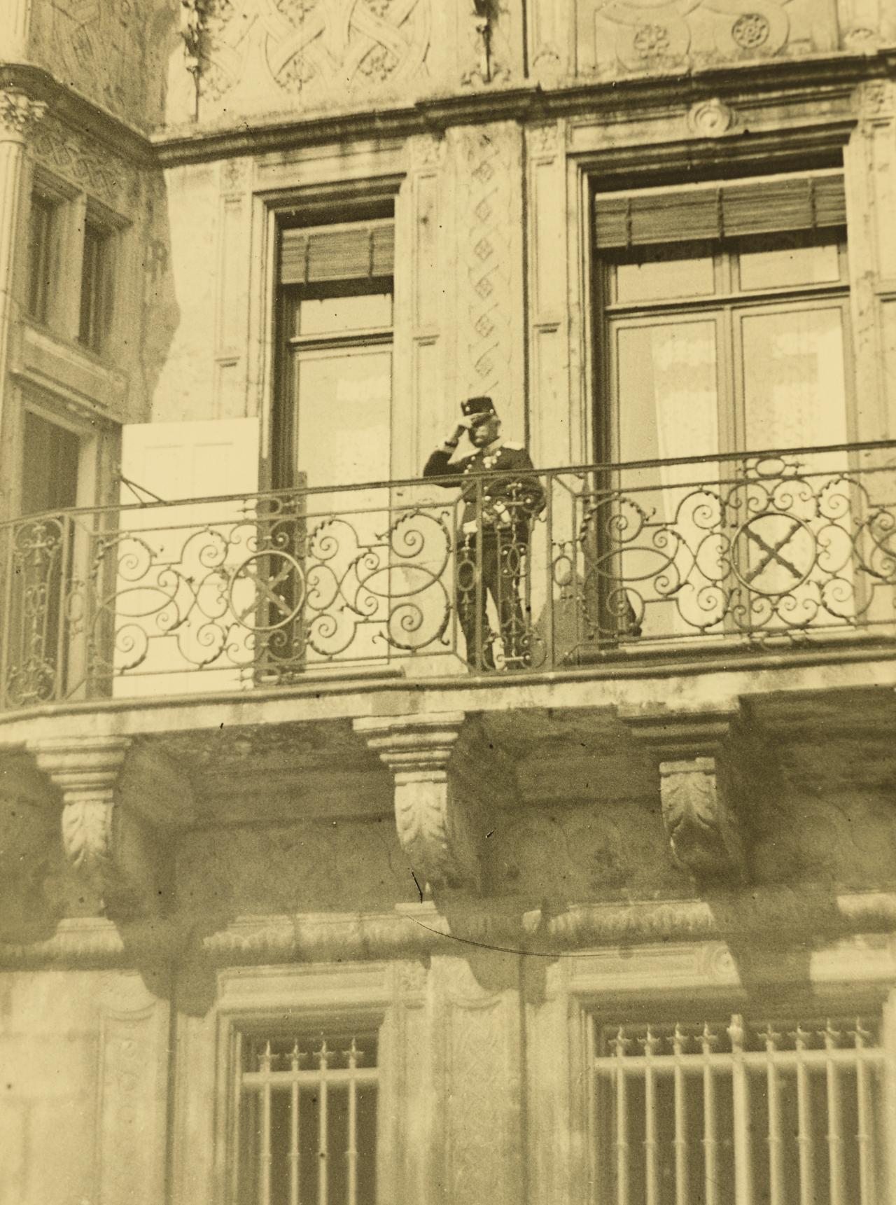 S.A.R. le Grand-Duc Adolphe au balcon du Palais grand-ducal