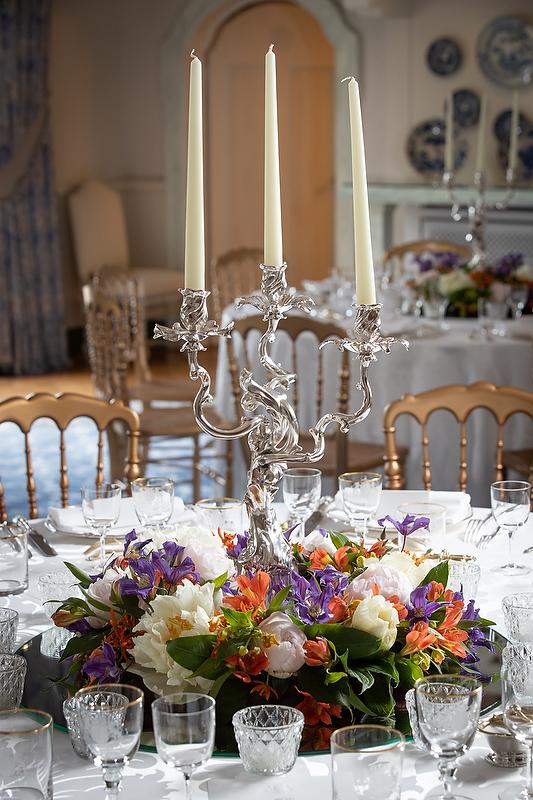 Blumendekorationen auf einem angerichteten Tisch
