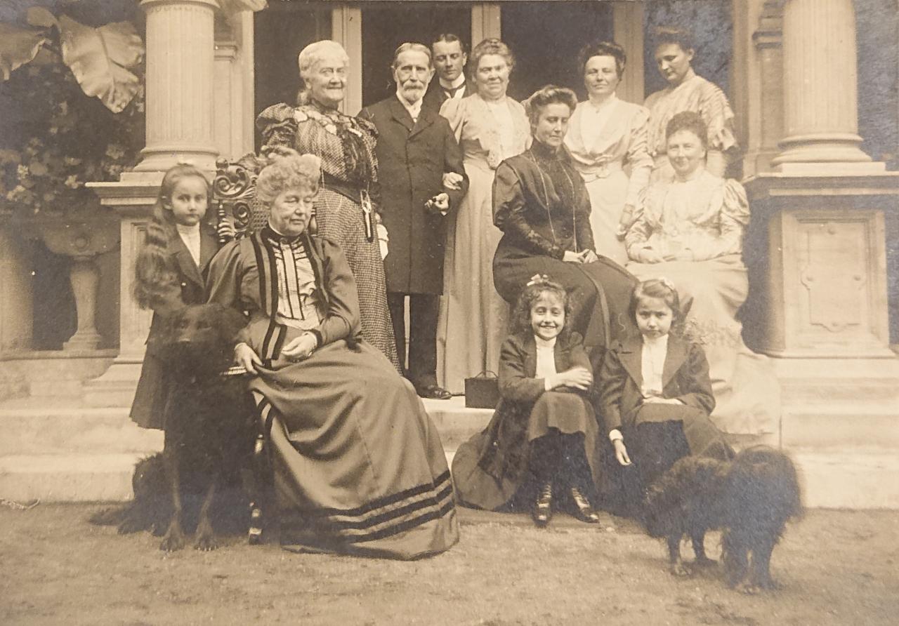 Photo de groupe autour de la Grande-Duchesse Adélaïde-Marie