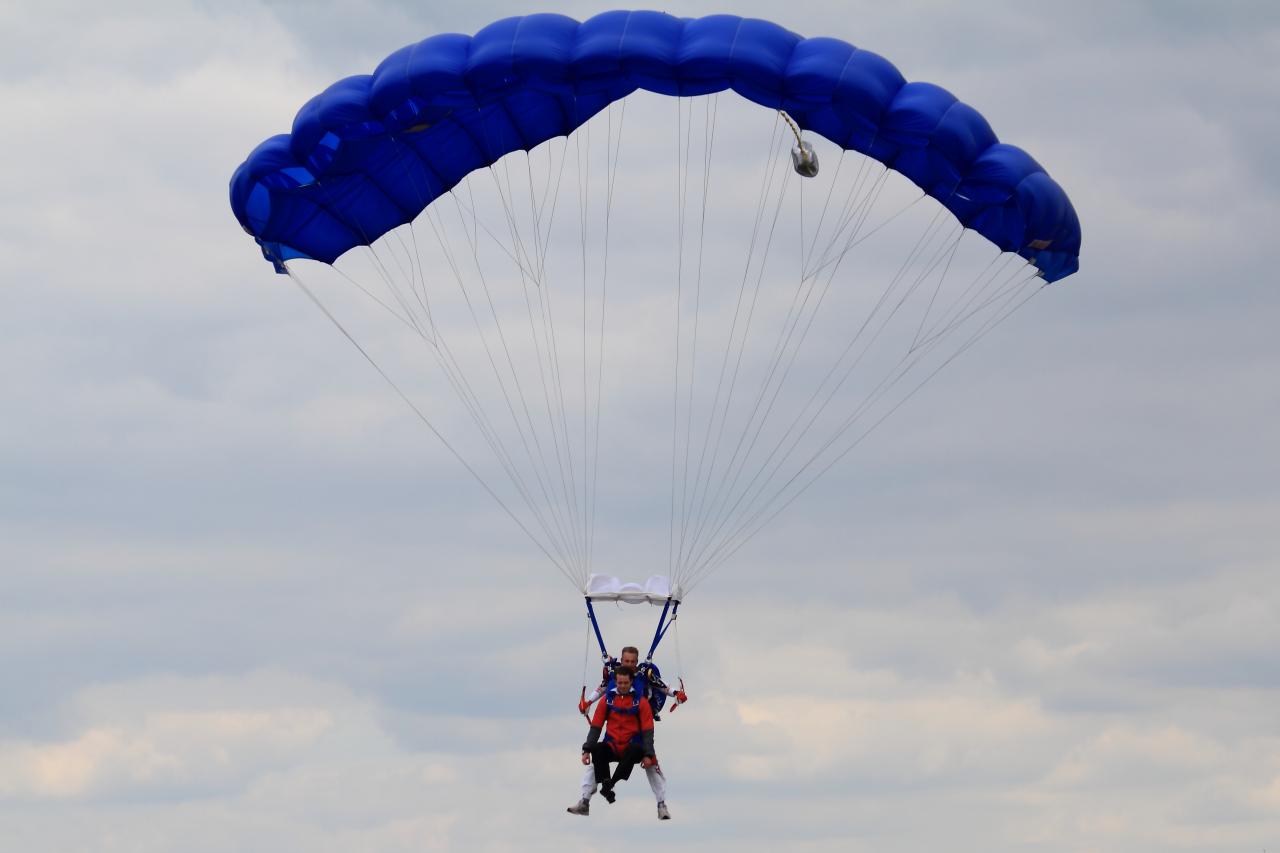 Le Prince Félix lors d'un saut en tandem à l'aérodrome de Noetrange