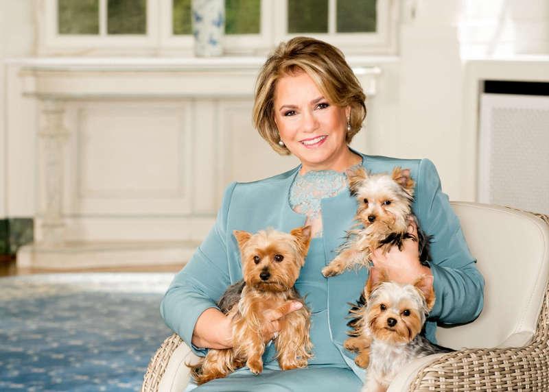Die Großherzogin mit ihren Hunden auf Schloss Berg