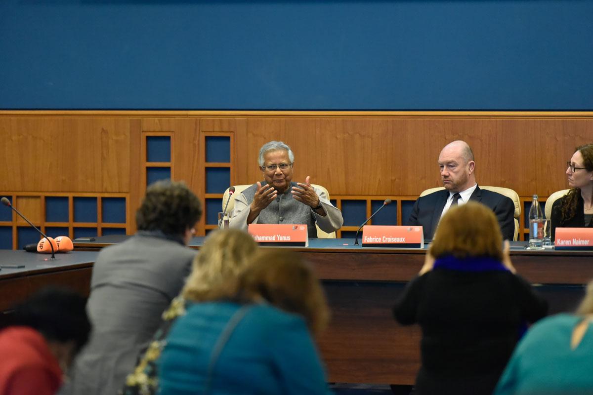 De Professer Yunus während dem Internationale Forum "Stand Speak Rise Up!"