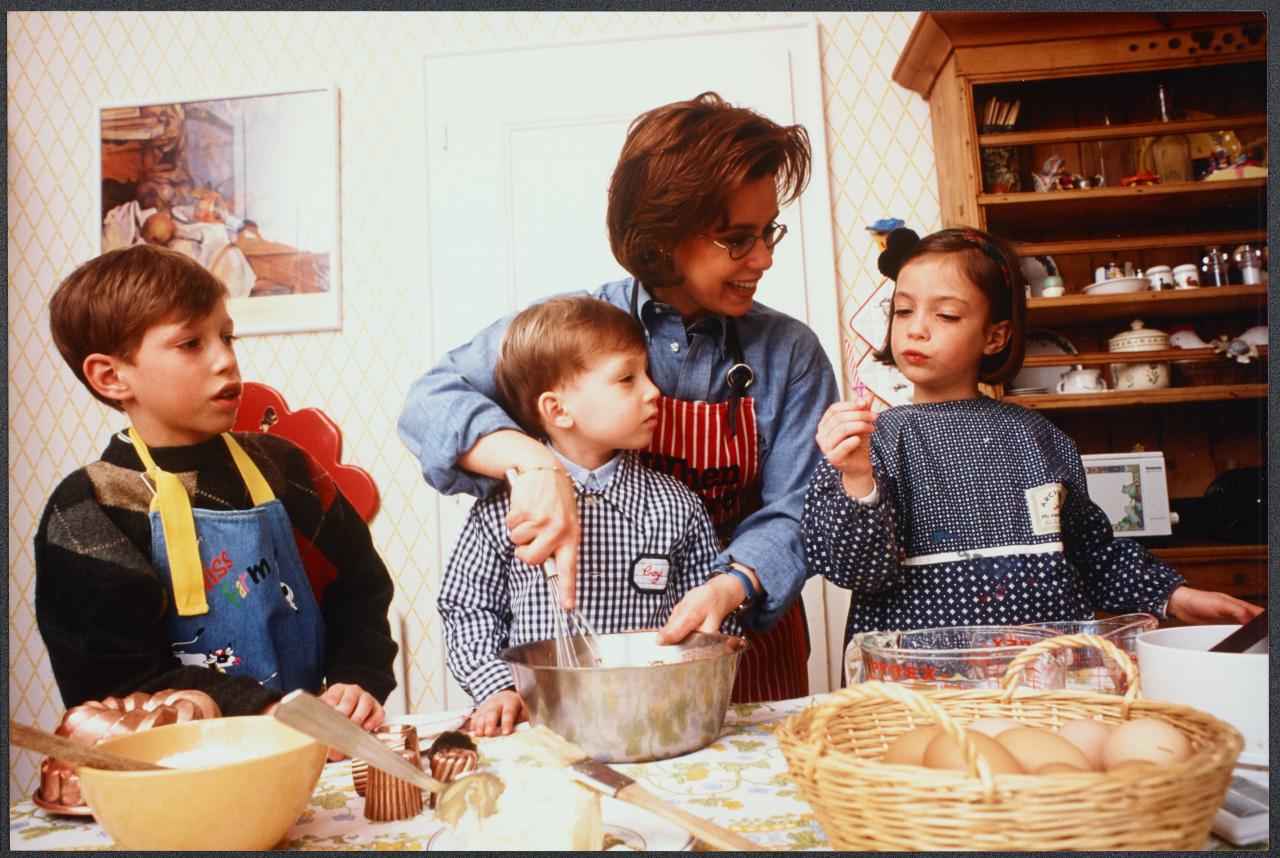 La Grande-Duchesse héritière fait de la pâtisserie avec ses enfants