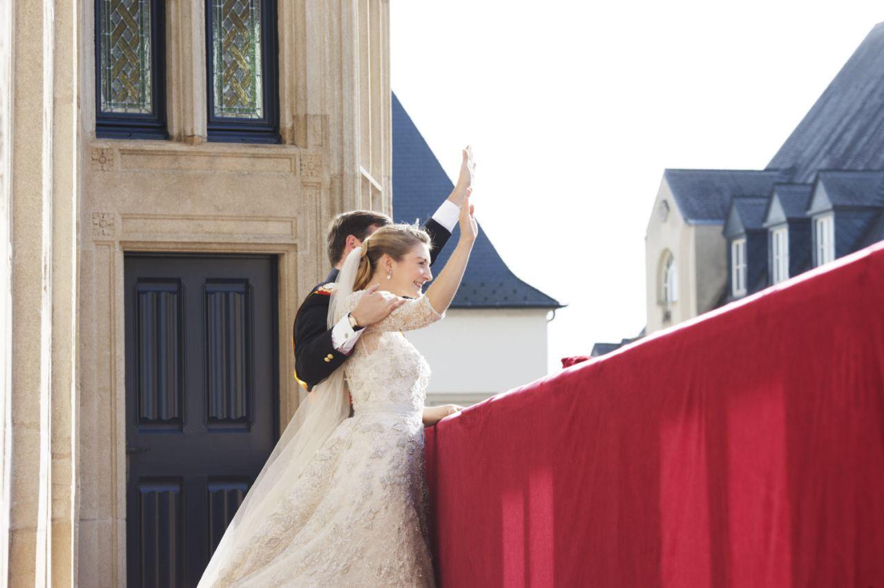 Les jeunes mariés se saluent depuis le balcon.