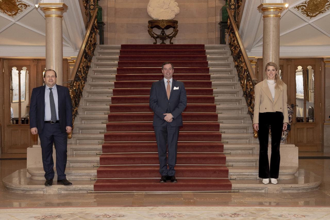 Photo du Grand-Duc héritier avec des représentants de la Jonk Entrepreneuren Luxembourg