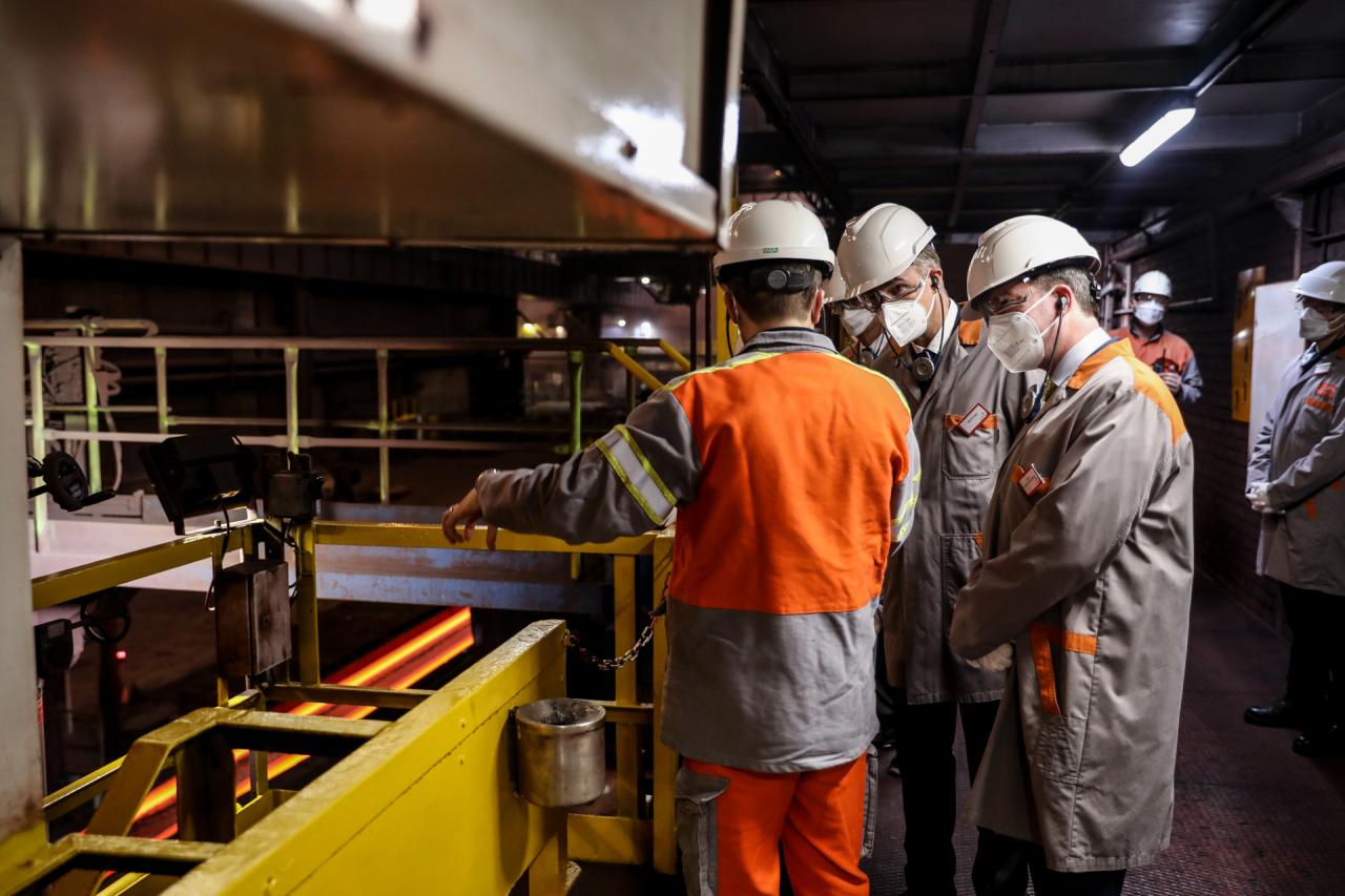 Le Grand-duc héritier visite le site de production d'acier ArcelorMittal