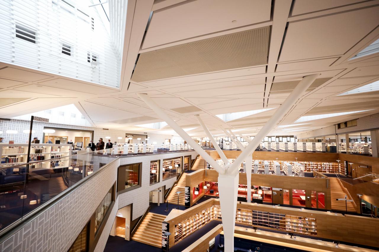 Le Grand-Duc visite la bibliothèque nationale du Luxembourg