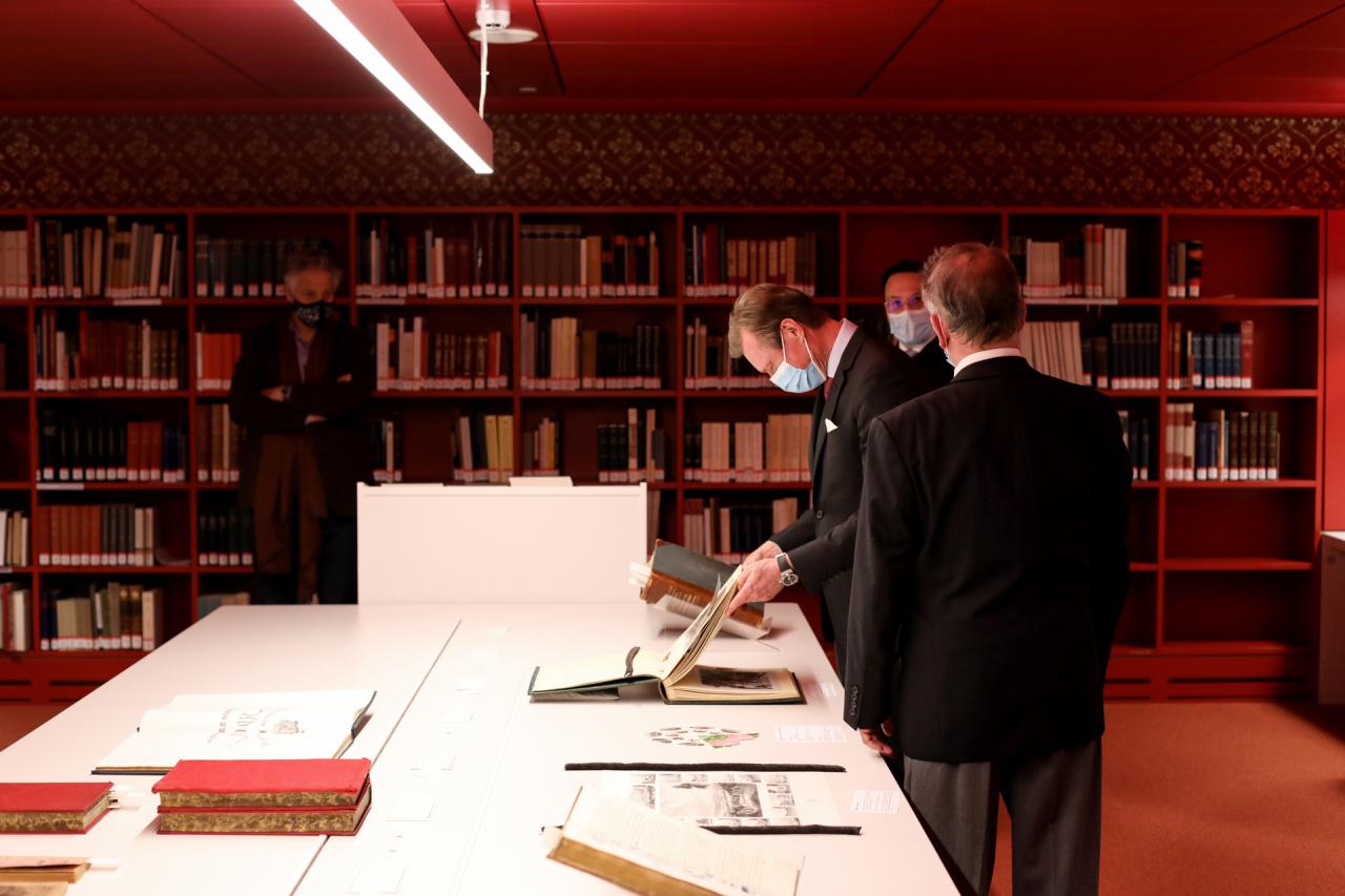 Le Grand-Duc visite la bibliothèque nationale du Luxembourg