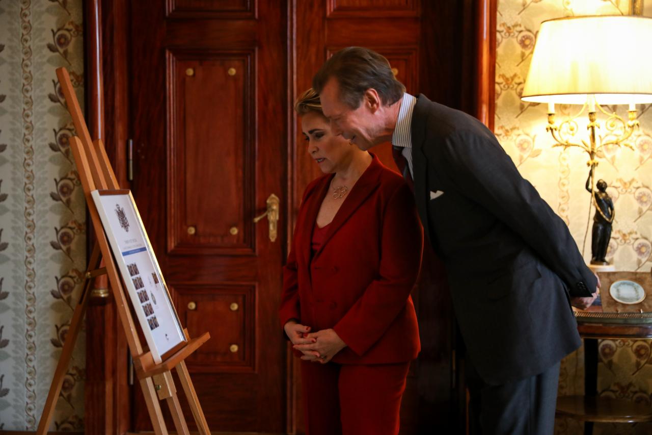 Le Grand-Duc et la Grande-Duchesse examinent le cadre souvenir du timbre 40 ans de mariage