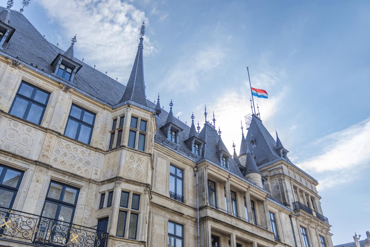 Drapeau en berne au dessus du Palais grand-ducal