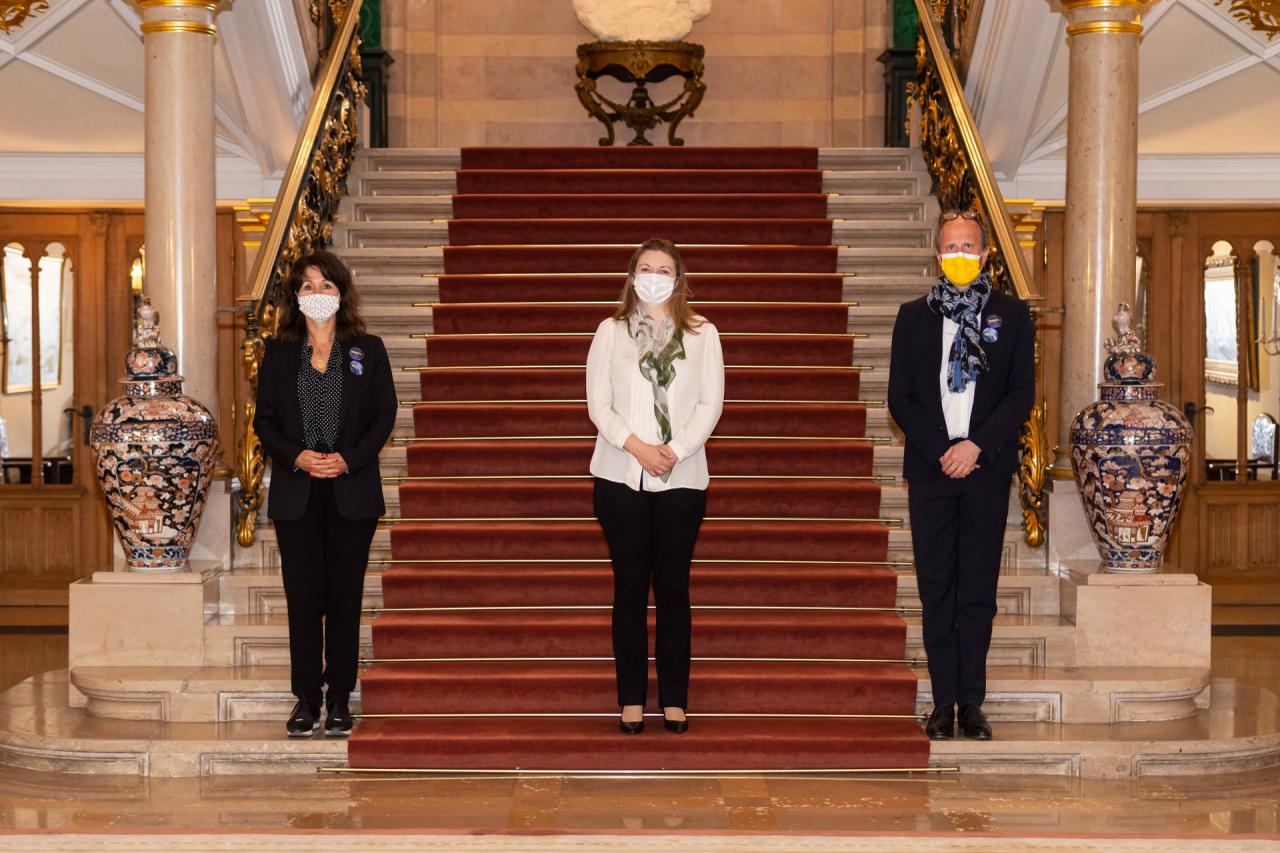 La Princesse Stéphanie entourée de Mme Reckinger et de M. Wiesner