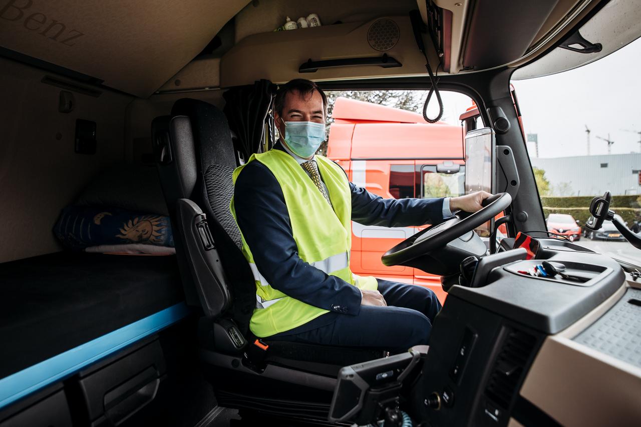 Le Grand-Duc héritier dans une cabine d'un camion