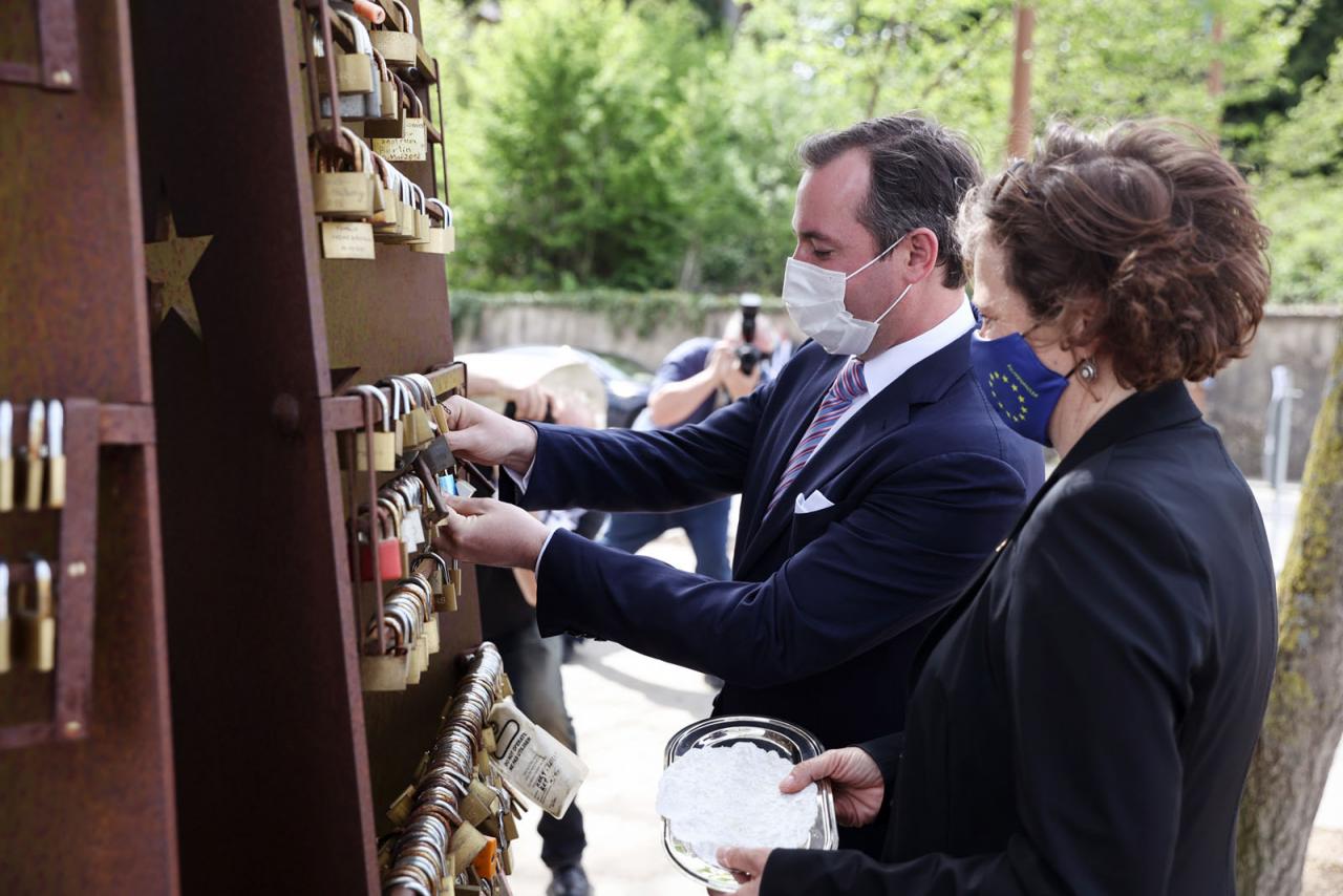 Le Prince Guillaume accroche un cadenas sur la sculpture « Schlass fir Schengen »