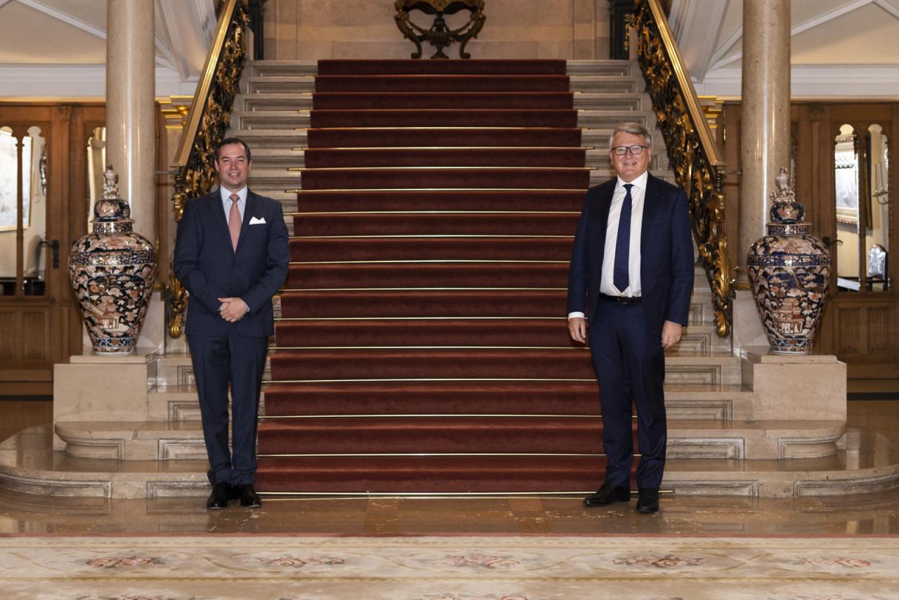 Photo souvenir du Prince Guillaume avec le commissaire Nicolas Schmit