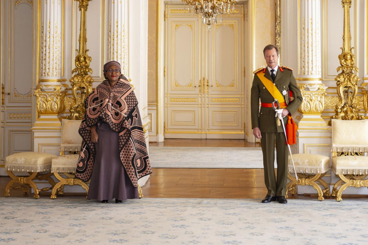 Le Grand-Duc et Son Excellence Madame Dr. Pontšo Susan Matumelo SEKATLE, ambassadeur extraordinaire et plénipotentiaire du Royaume du Lesotho