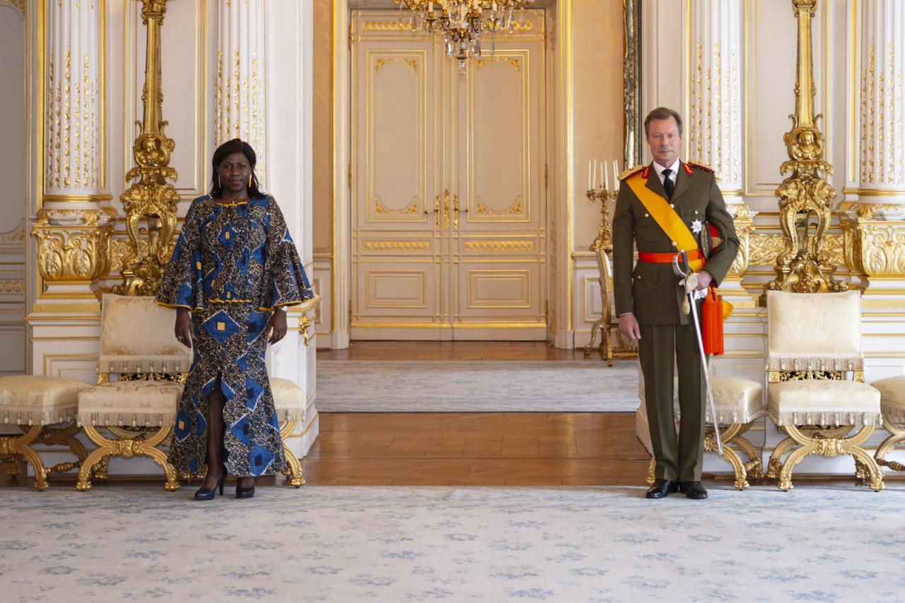 Le Grand-Duc et Son Excellence Madame Madeleine LIGUEMOH ONDOUA, ambassadeur extraordinaire et plénipotentiaire de la République du Cameroun