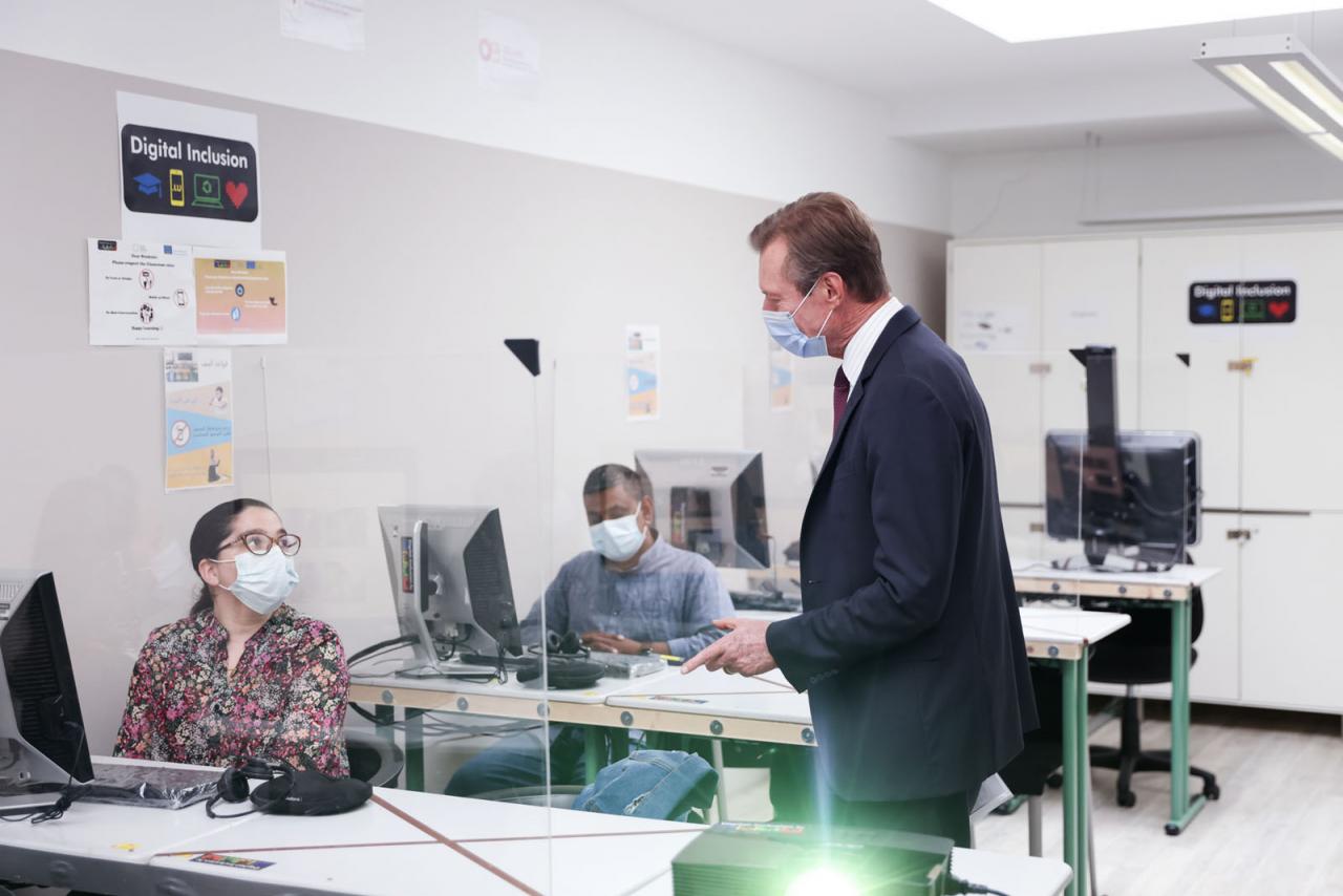 Le Grand-Duc échange avec une étudiante qui assiste à un cours de français