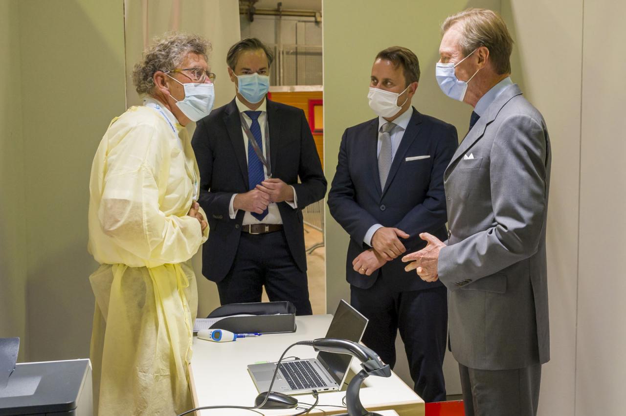 Le Grand-Duc et M. Xavier Bettel échangent avec le personnel du centre de vaccination