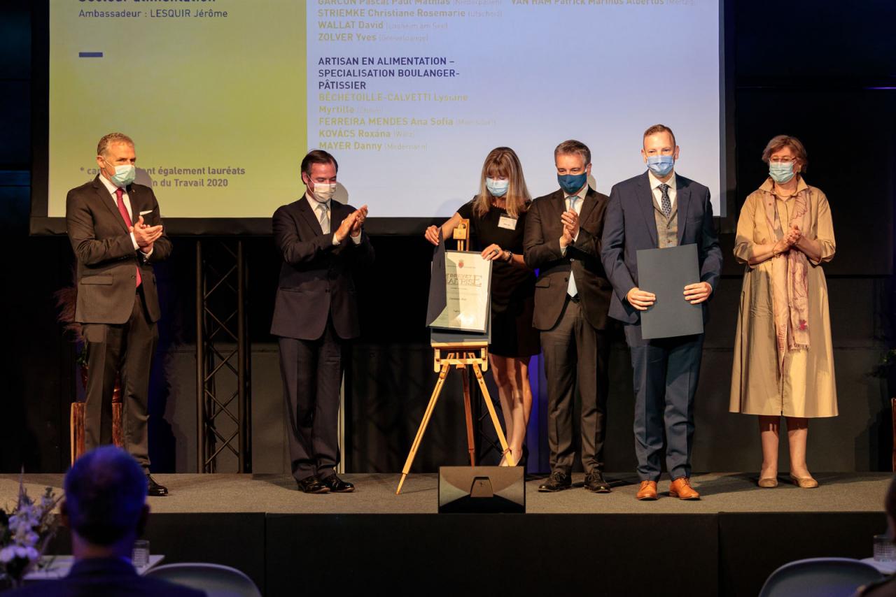 Le Prince Guillaume remet un diplôme lors de la cérémonie