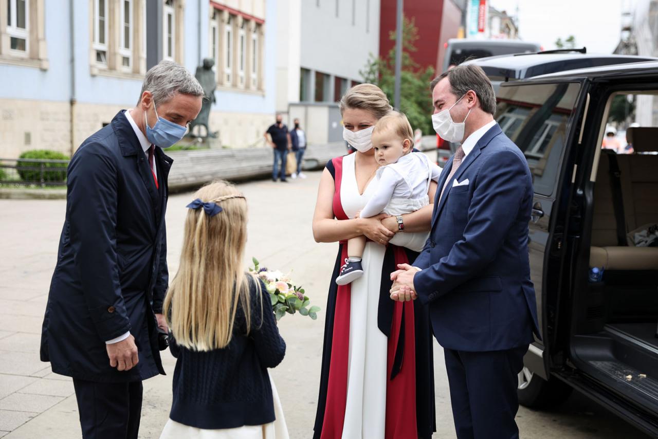 Le Couple héritier et le Prince Charles sont accueillis par le maire de la ville d'Esch-sur-Alzette