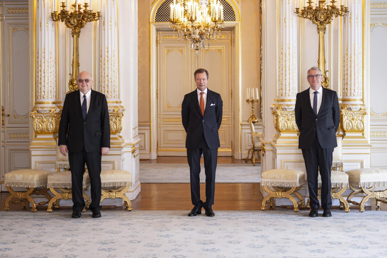 Le Grand-Duc est entouré de représentants de la Banque centrale du Luxembourg (BCL)