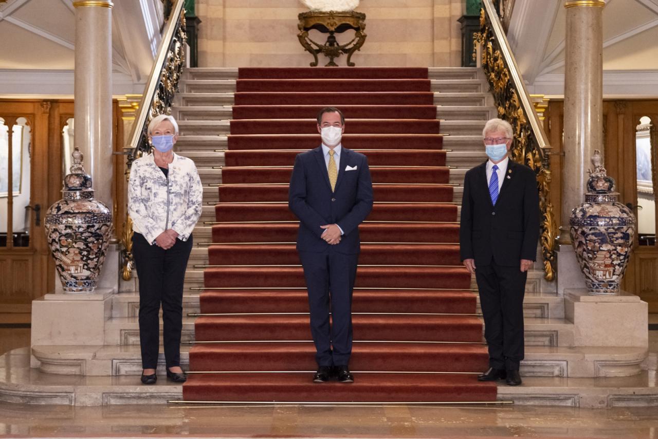 Le Prince Guillaume et les représentants du Lions Club pour une photo officielle