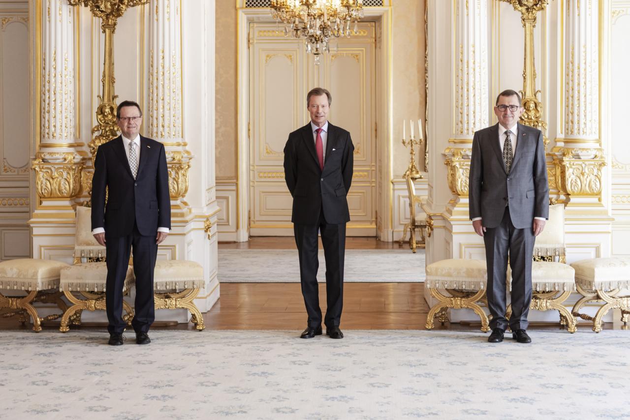 Le Grand-Duc entouré de l'ancien et du nouveau président de la Cour supérieure de justice