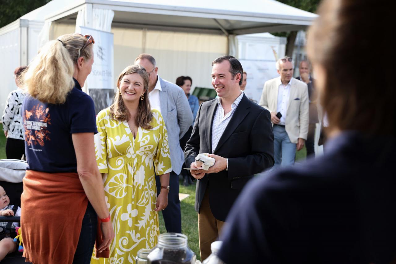 Le Prince Guillaume reçoit des oeufs issus d'une production locale