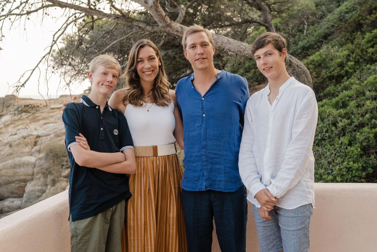 Le Prince Louis, entouré de ses deux enfants et de sa fiancée, Madame Scarlett-Lauren Sirgue