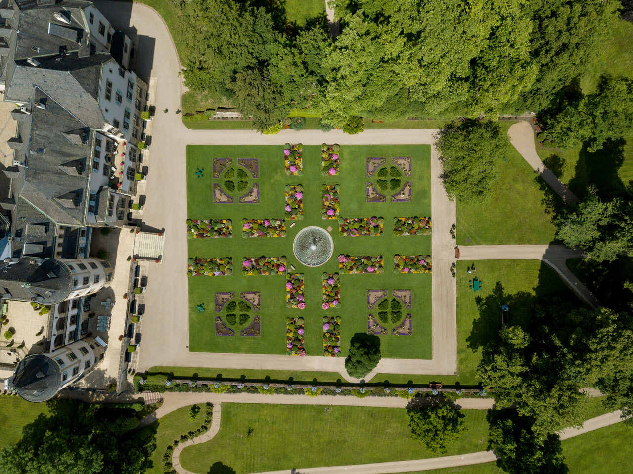 Vue d'un drone des jardins du Château de Berg