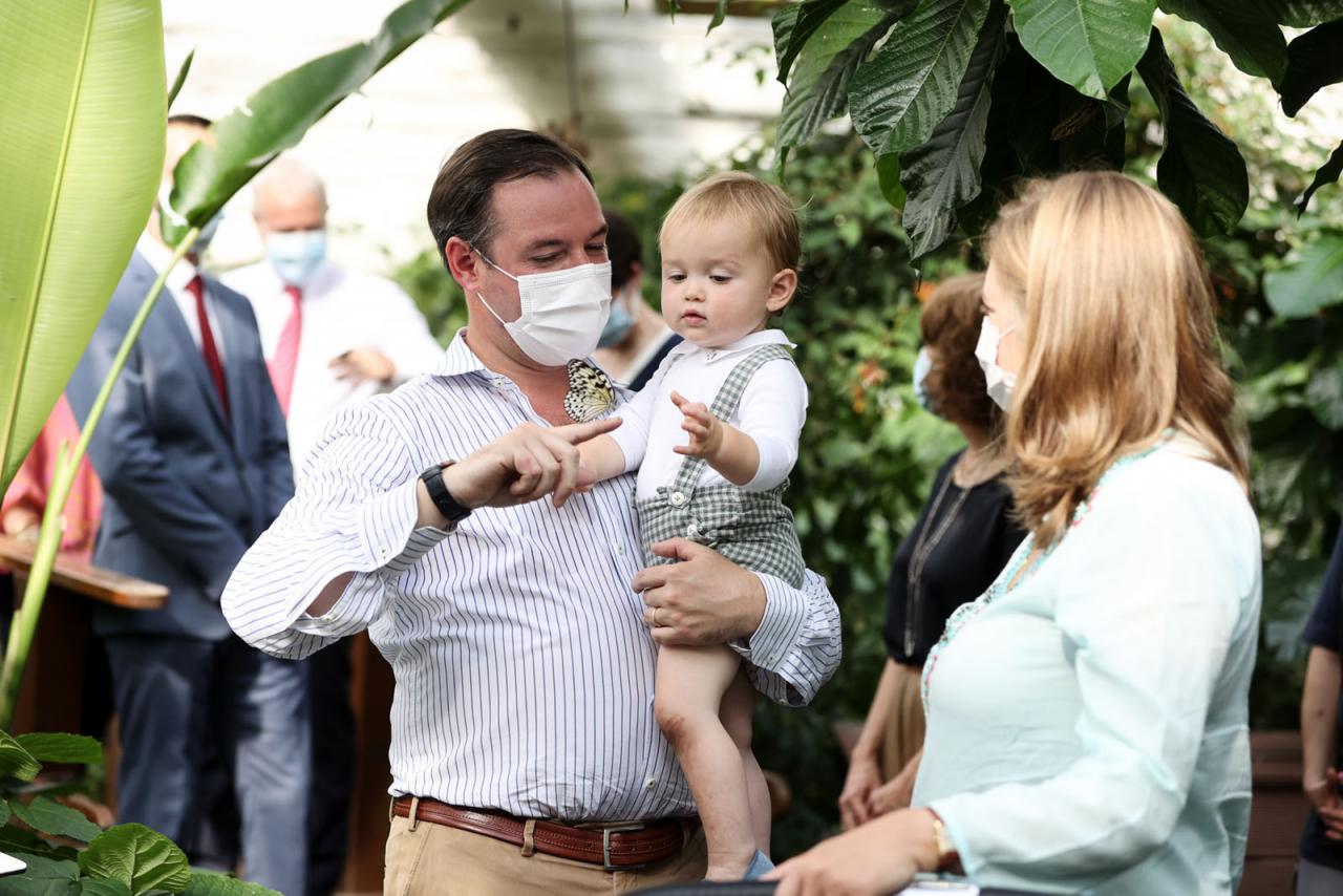 Le Prince Charles fait la connaissance d'un papillon se trouvant sur le doigt de son père, le Prince Guillaume