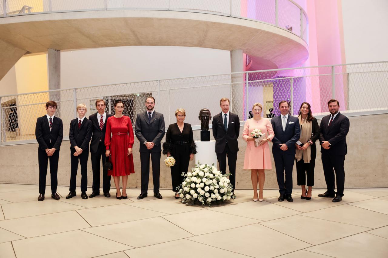 Photo de Famille à la Philharmonie Luxembourg (De gauche à droite) LL.AA.RR. le Prince Gabriel, le Prince Noah, le Prince Louis, Madame Scarlett-Lauren Sirgue, le Prince Félix, la Grande-Duchesse, le Grand-Duc, le Princesse héritière, le Prince héritier, la Princesse Alexandra, le Prince Sébastien