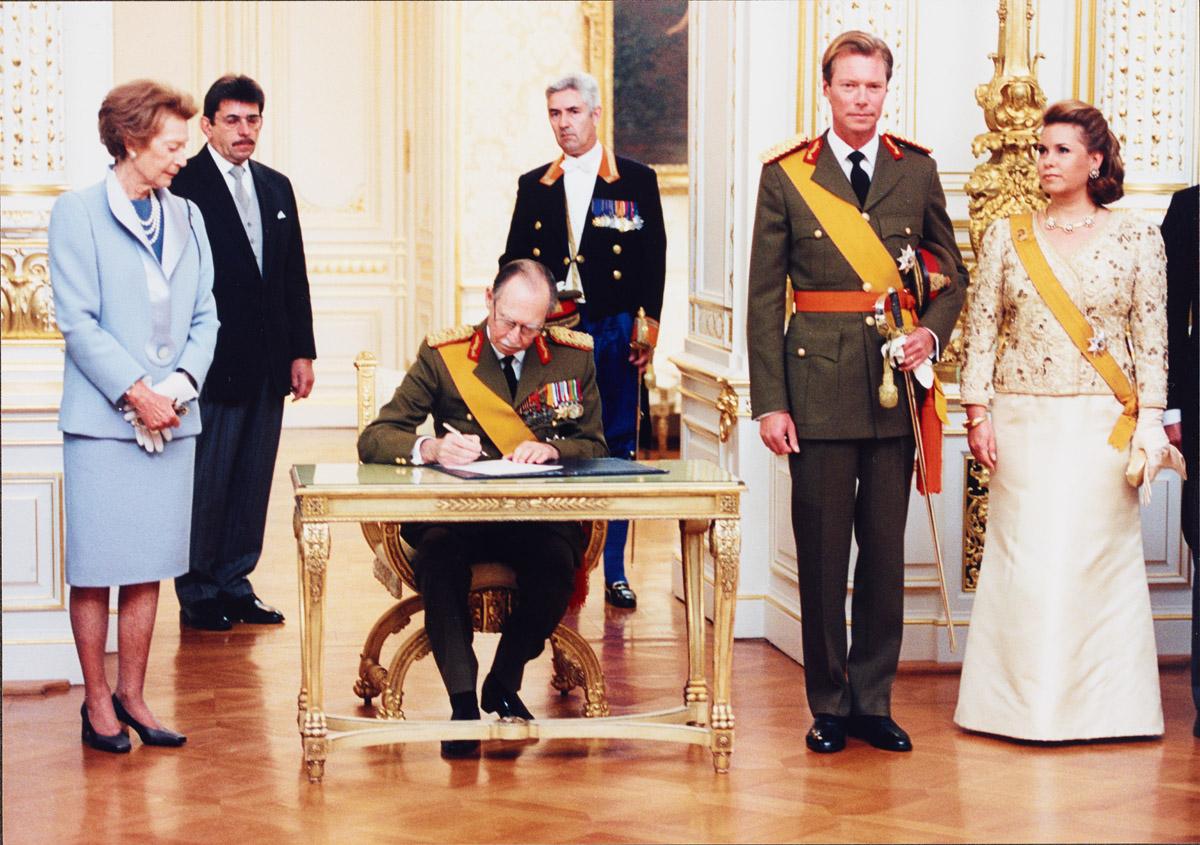 S.A.R. le Grand-Duc Jean signe l'arrêté grand-ducal d'abdication