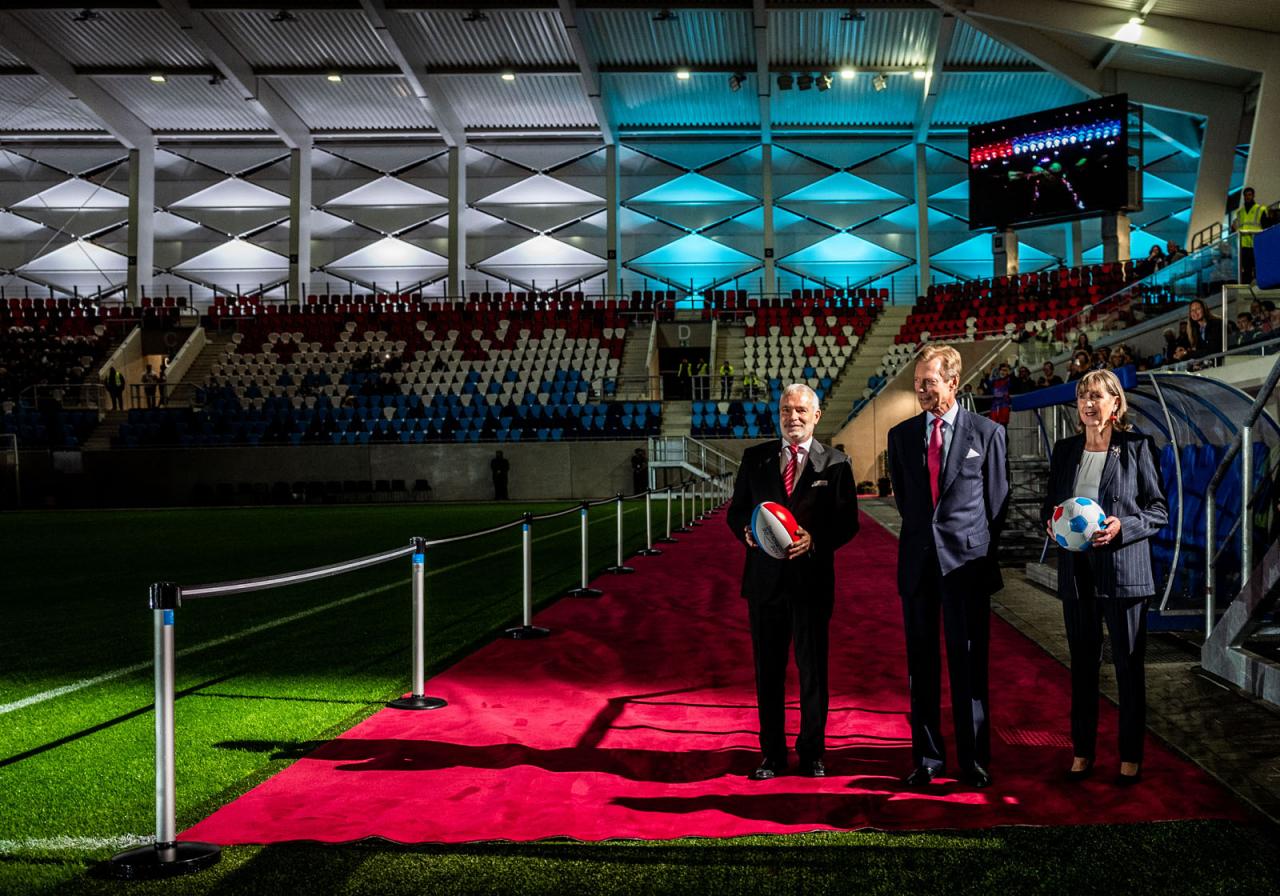 Le Grand-Duc, entouré de M. Kersch et Mme Polfer, juste avant l'inauguration officielle du stade de Luxembourg