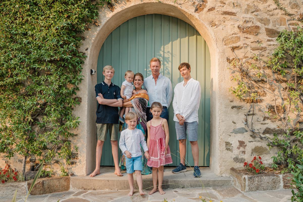 Le Couple grand-ducal entouré de leurs petits enfants