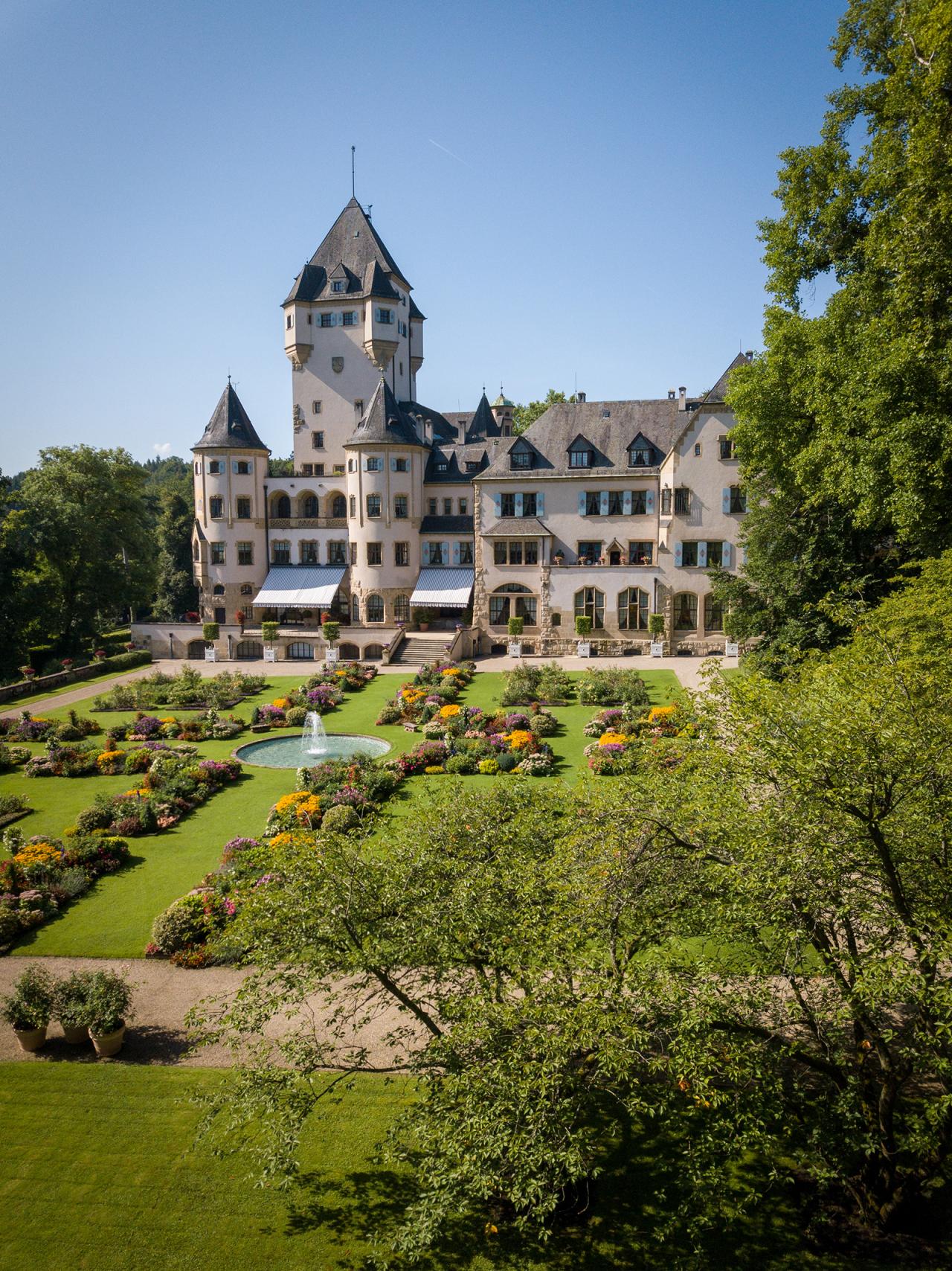 Die Gärten von Schloss Berg im Sommer