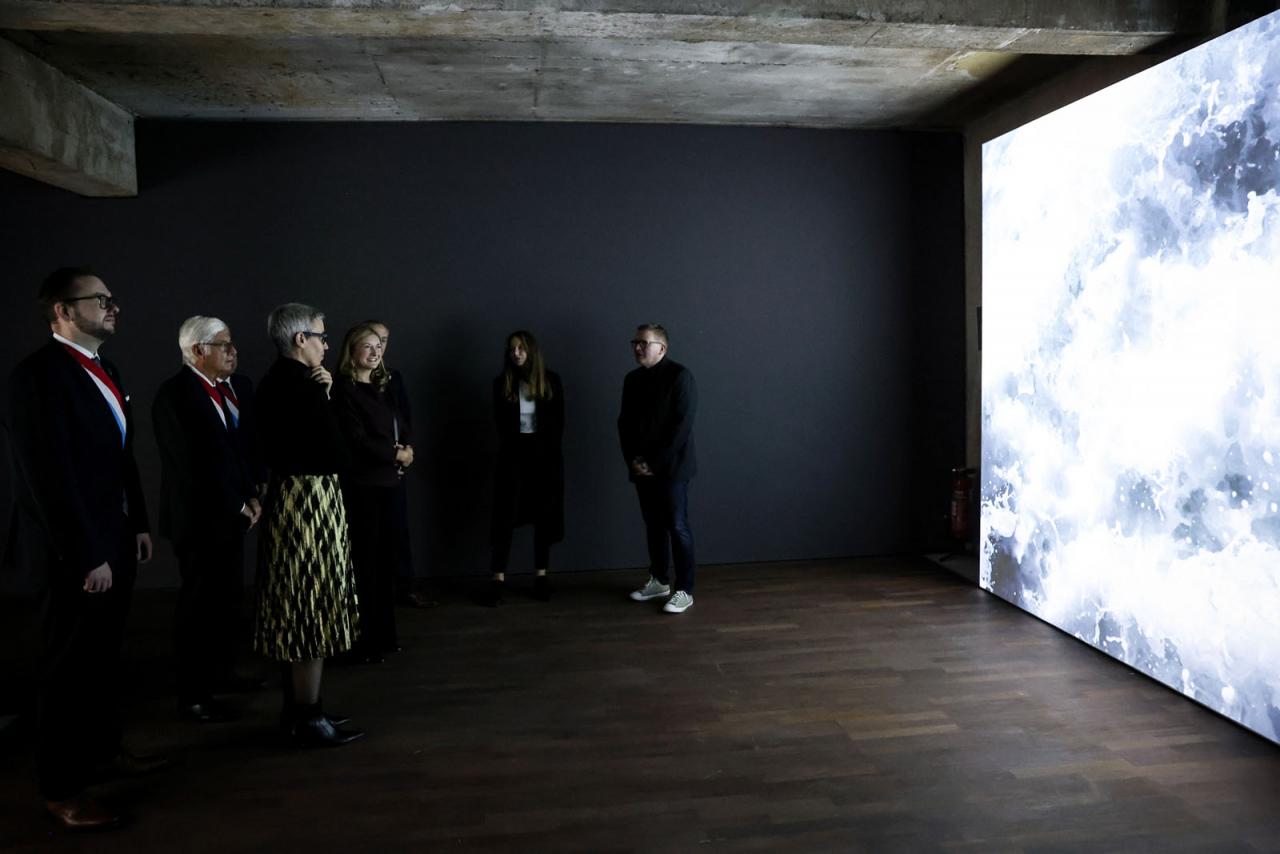 La Princesse Stéphanie découvre une des oeuvres de l'espace d'art