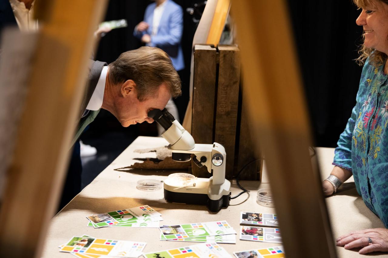 Le Grand-Duc observe des organismes à travers un microscope