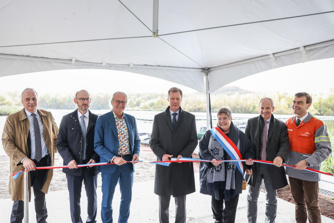 Le Grand-Duc coupe la bande inaugurant la nouvelle centrale photovoltaïque