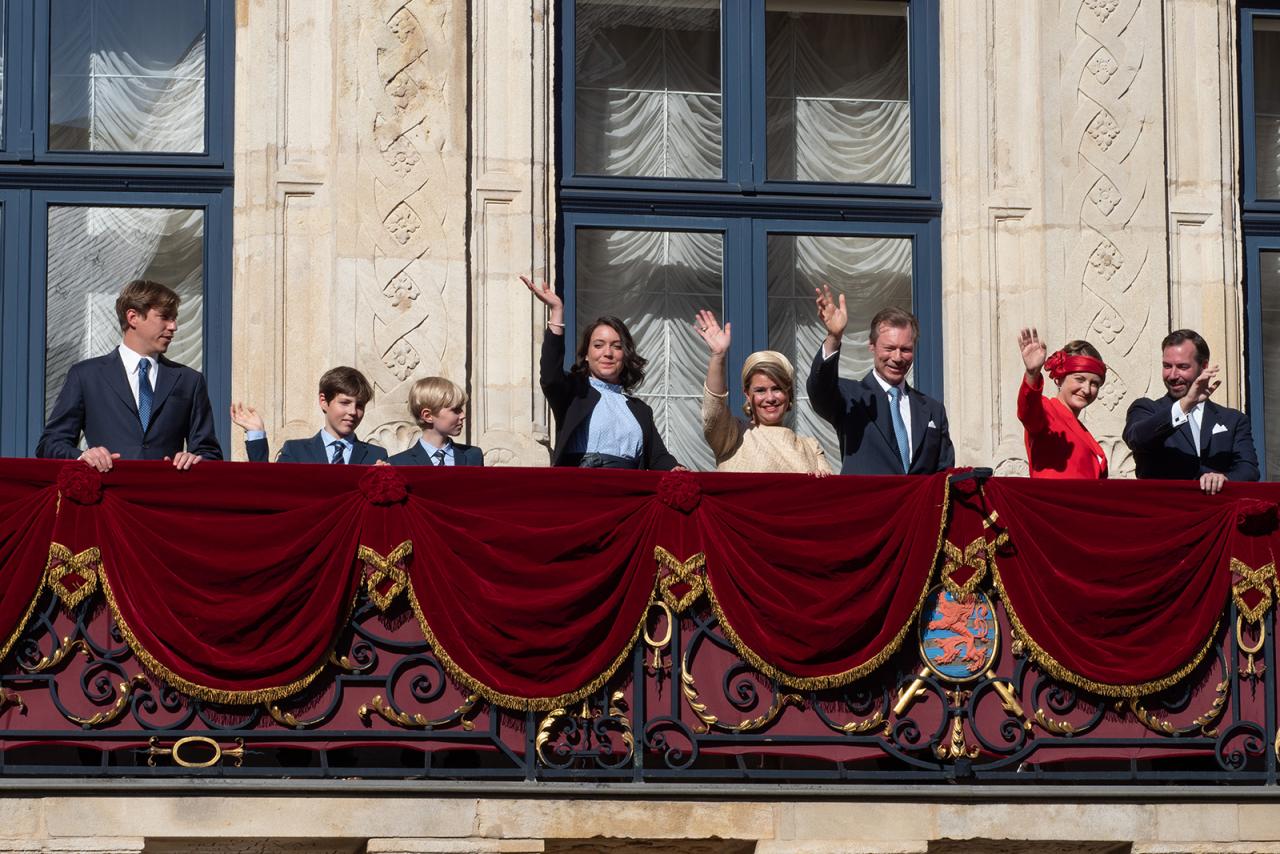 Die großherzogliche Familie auf dem Balkon des Palastes