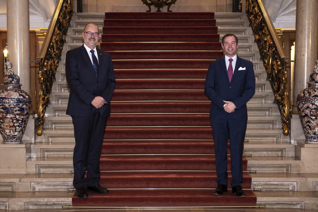 Photo souvenir devant l'escalier d'honneur avec le Prince Guillaume et M. de Muyser