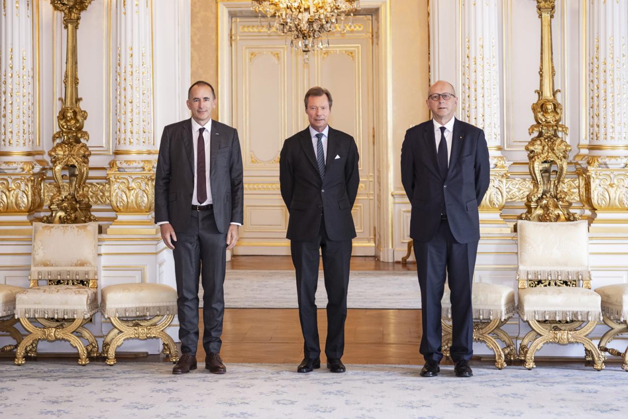 Le Grand-Duc est entouré de Messieurs Pit Hentgen et François Pauly de LALUX